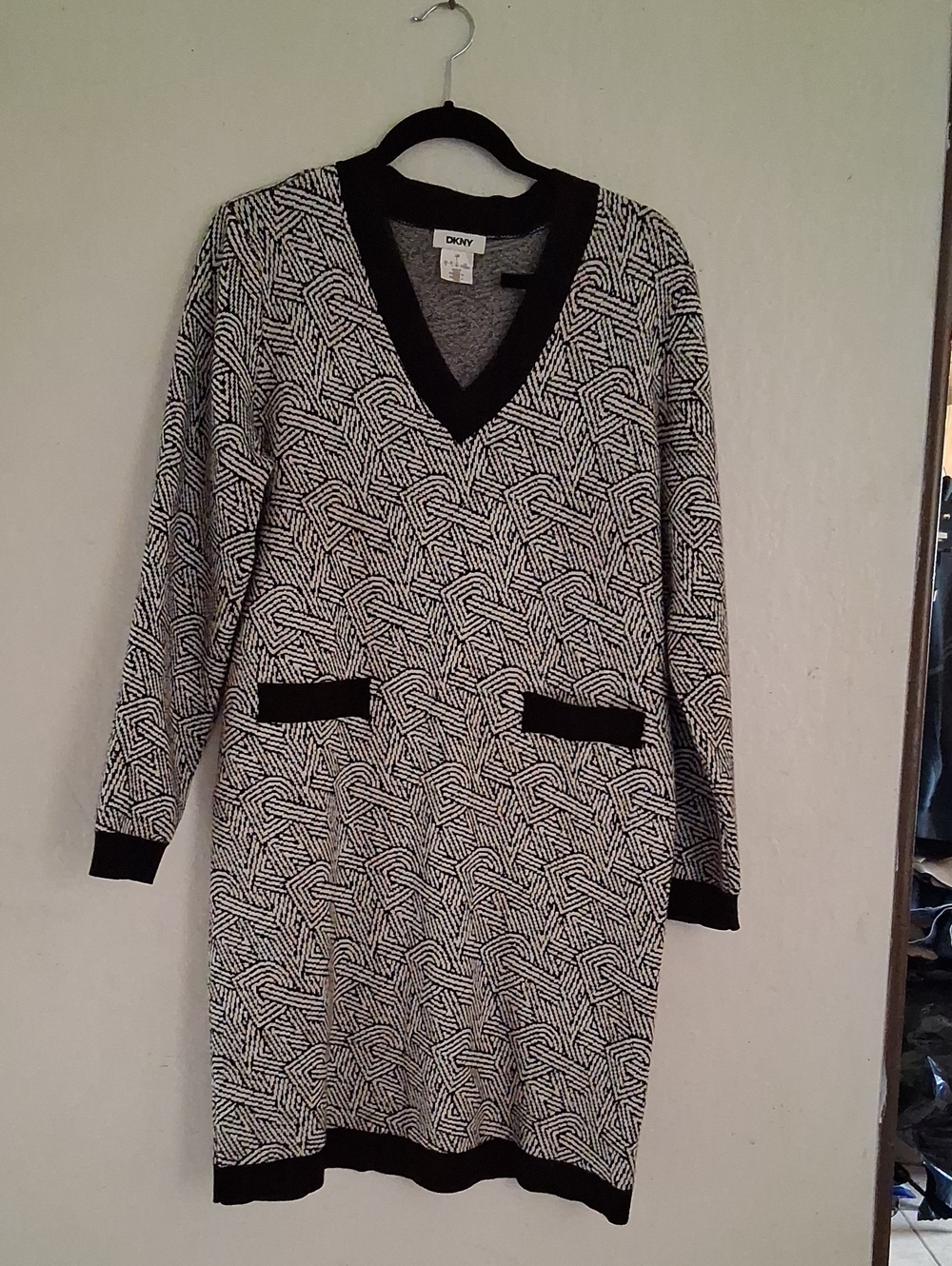 DKNY Black and White V-Neck Patterned Knit Dress